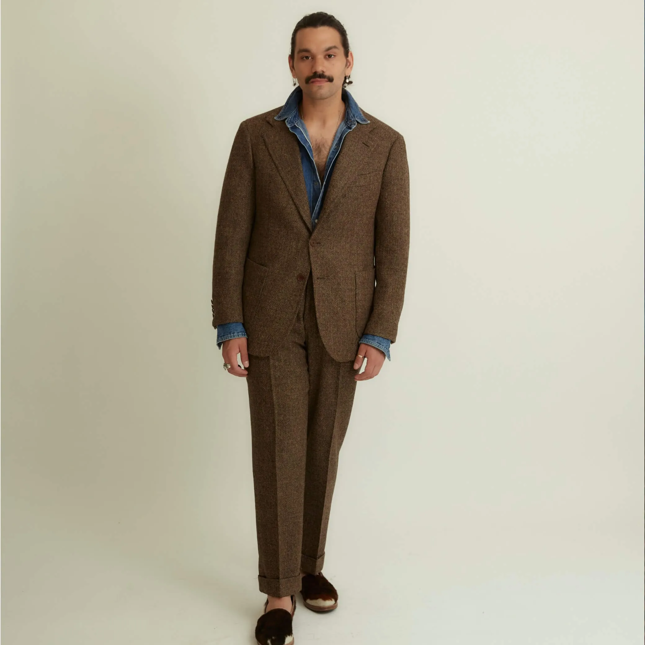 x Sartoria Carrara: Pleated trousers in brown undyed wool diamond tweed